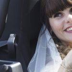 Glückliche Braut, Brautschuhe, lächelnde Braut